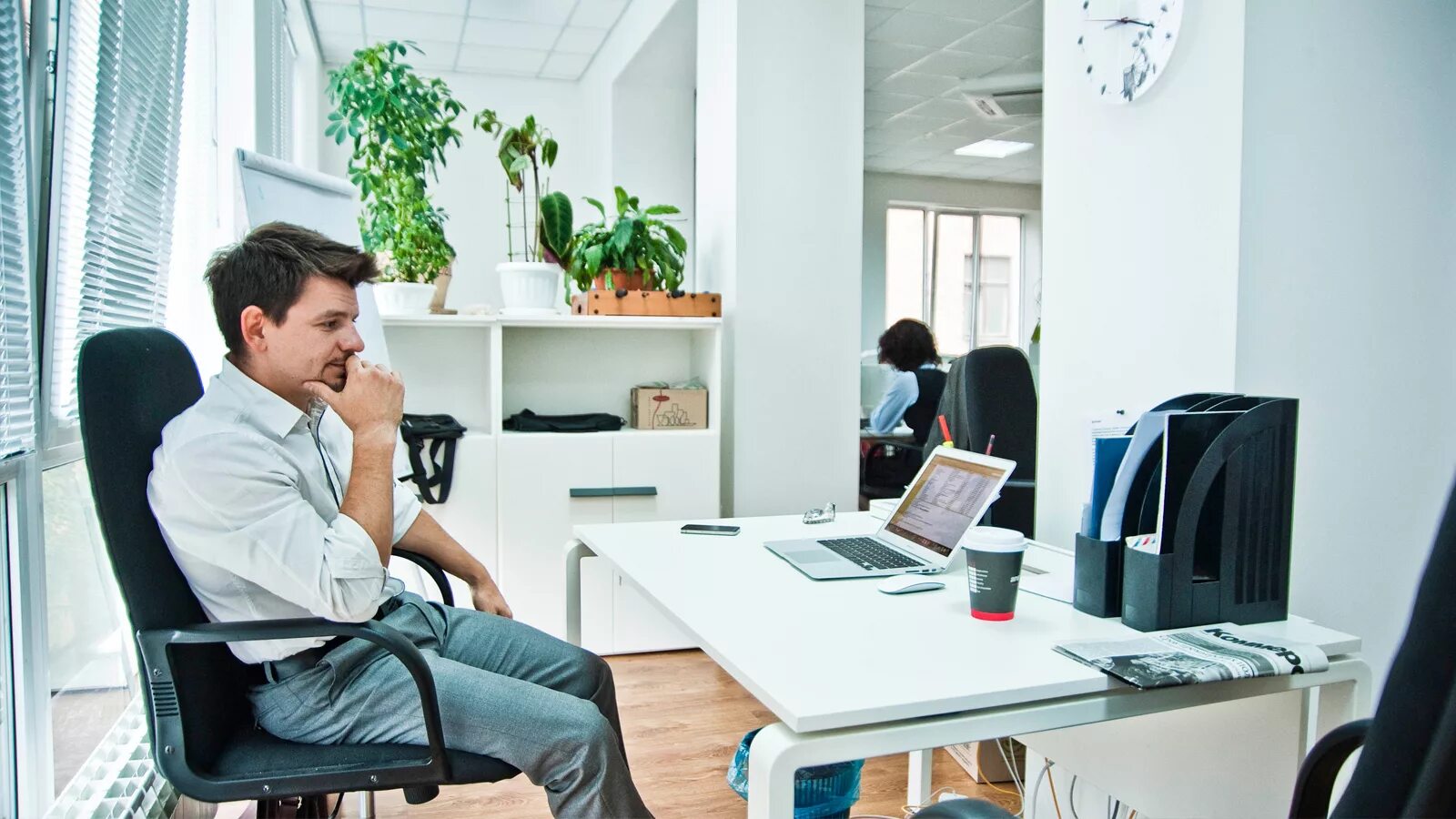 Встреча с работодателем. Доброжелательный человек. Два человека спорят. Руководитель и подчиненный. Деловое общение.