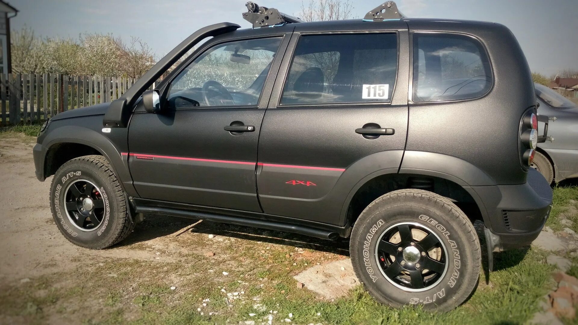 Шеви бертоне. Шеви Нива Бертоне. Обвес Бертоне на ниву Шевроле. Chevrolet Niva Bertone Edition. Нива Шевроле 2006 в обвесе Бертоне.