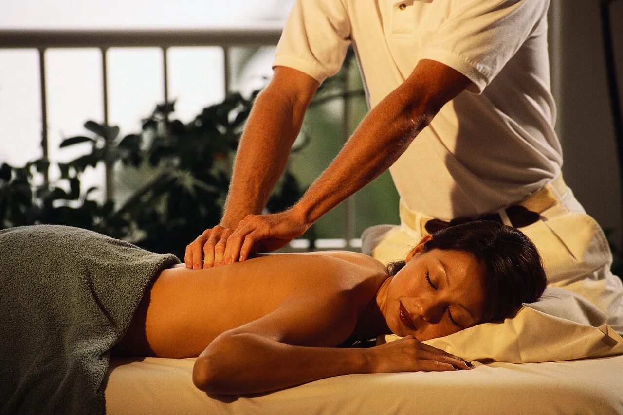 Hotel massage. Массажист. Массажист мужчина. Китайский массаж. Экзотический массаж.