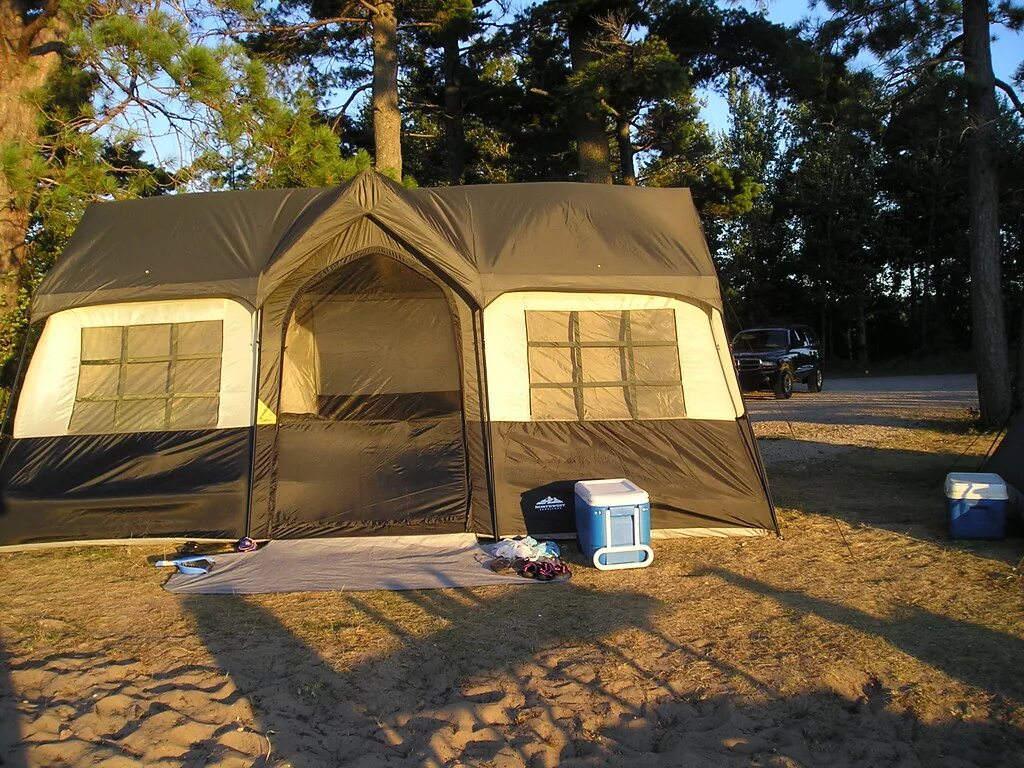 Палатка на улице. Палатки большие взрослые палатки взрослые. Туристическая палатка в Эстонии. Виды палаток для туризма.
