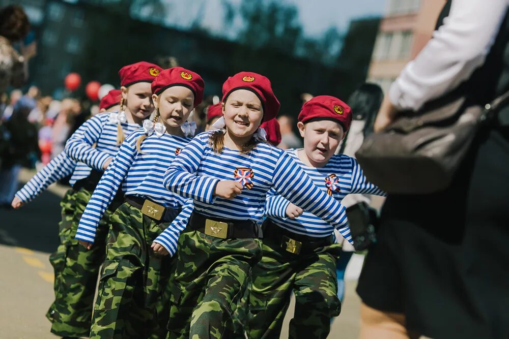 Дети на параде. Дети на военном параде. Дети на параде Победы. 23 Февраля парад. Ведущий 9 мая