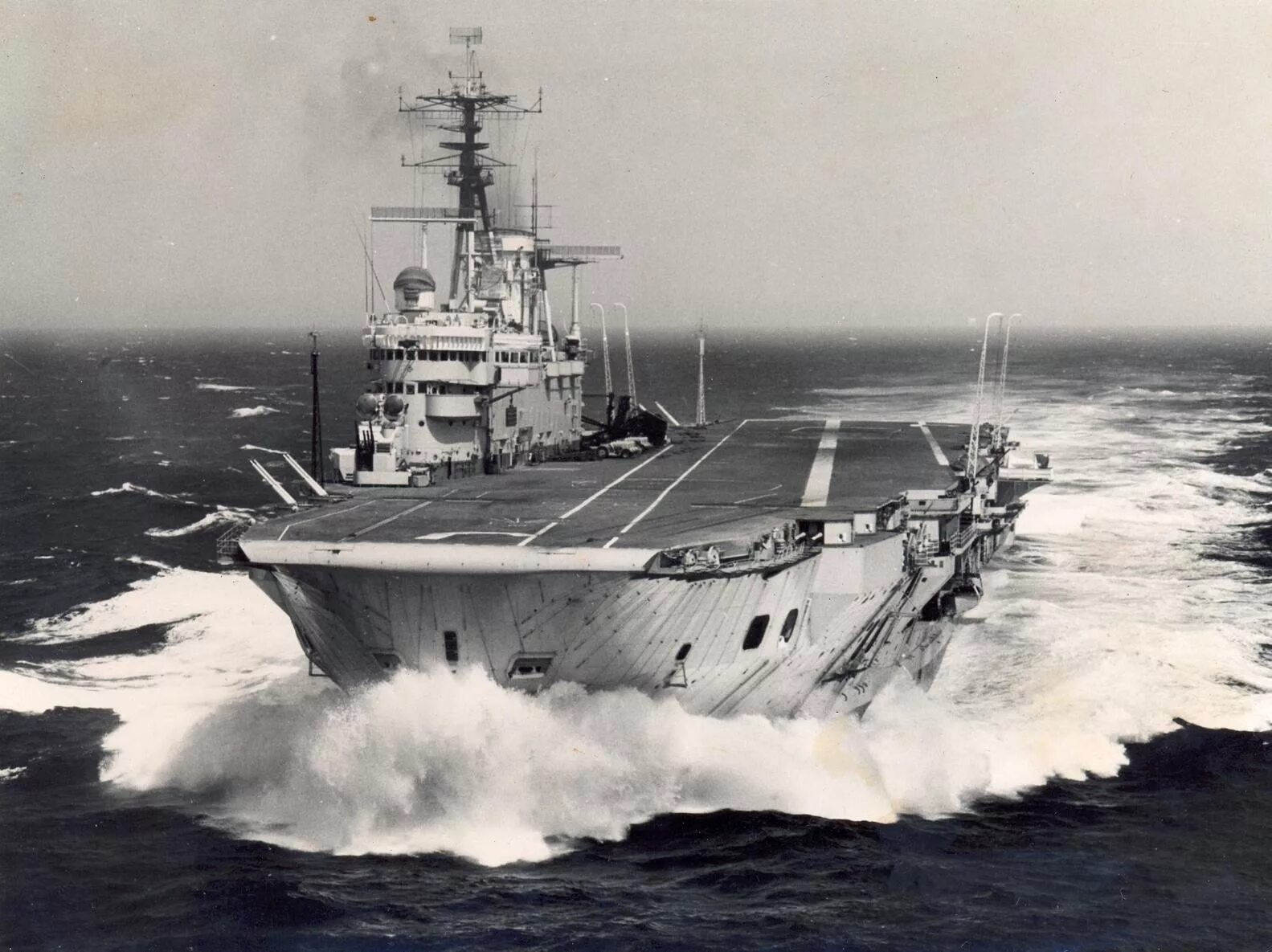 Авианосец арк ройал 1939. Авианосец арк ройал 1940. Hms victorious 1939. Авианосец вмс великобритании hms queen elizabeth. Авианосец илластриес 1940.