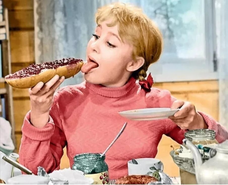 Отражение в зеркале эстетика. Румянцева надежда в фильме девчата. Место встречи изменить нельзя приколы. Карен смит дрянные девчонки. Парень и девушка с деньгами.