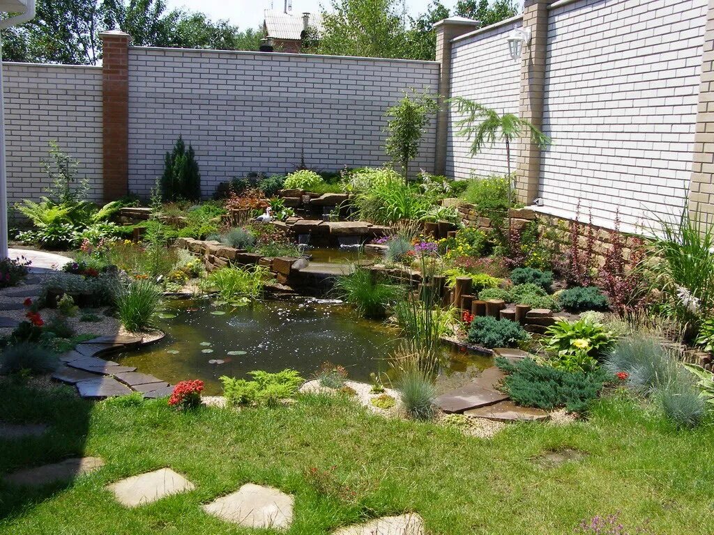 Пруд в углу. Альпийская горка + сад камней + пруд. Альпийские горки с водопадом. Водопад с подсветкой в пруду ландшафт. Пруд во дворе с водопадиком.