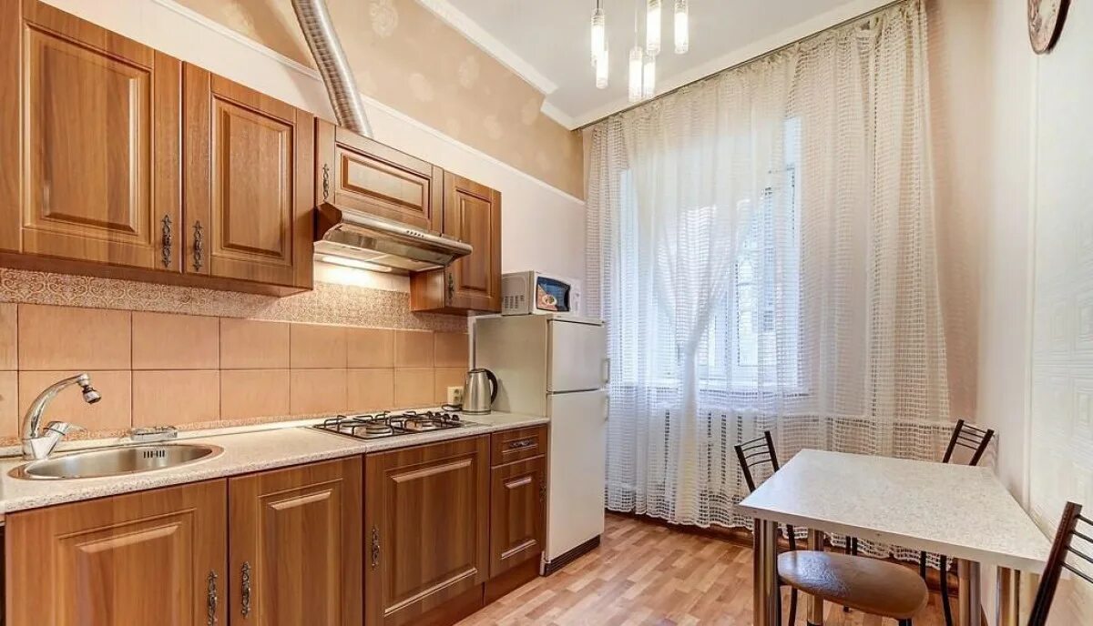 Купить 4 х комнатную квартиру в москве. Уютная 2ух комнатная квартира. Квартира в Москве посуточная кухня. Кухня в квартире под аренду. Кухня в апартаментах посуточно.