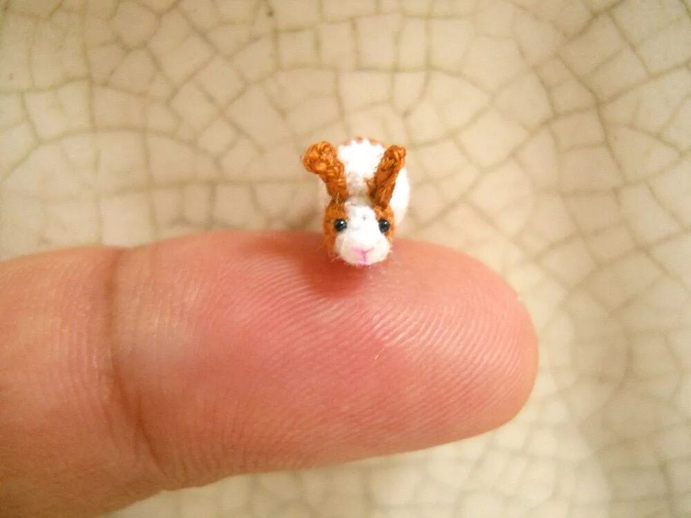 Микро игрушки крючком. Вязаные микро игрушки. Микровязание крючком миниатюрных животных. Амигуруми микро игрушки. Самые маленькие игрушки крючком.