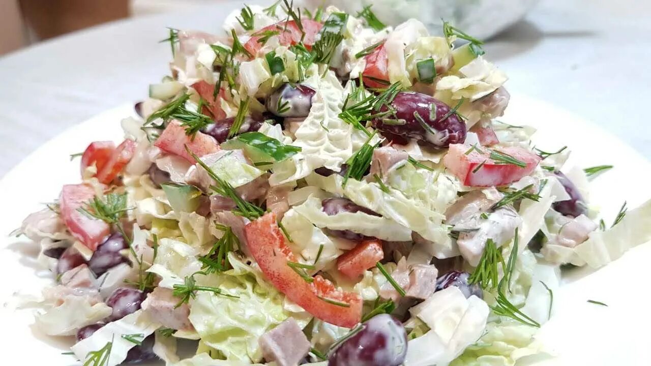 Фасоль и капустой и курицей. Салат с пекинской капустой и фасолью и огурцом. салат с пекинской капустой и фасолью консервированной и помидорами. салат с фасолью и пекинской капустой. салат с капустой и фасолью.