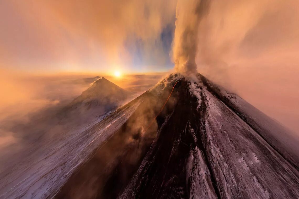 5 самых больших вулканов. Вулкан Ключевская сопка. Извержение вулкана Ключевская сопка. Самый крутой вулкан. Макушки вулканов.
