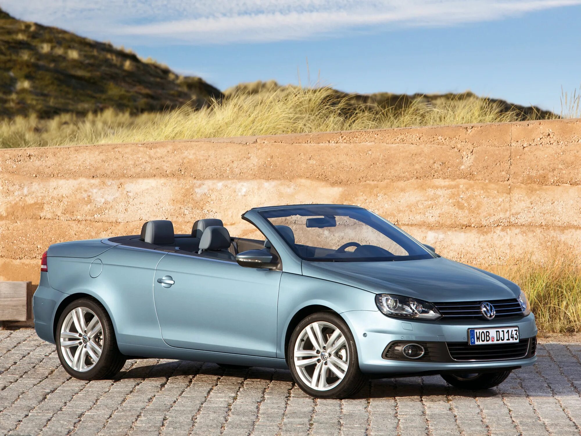 Vw eos cabrio. Фольксваген эос 2020. Volkswagen eos черный. Volkswagen eos i. Vw eos cabrio.