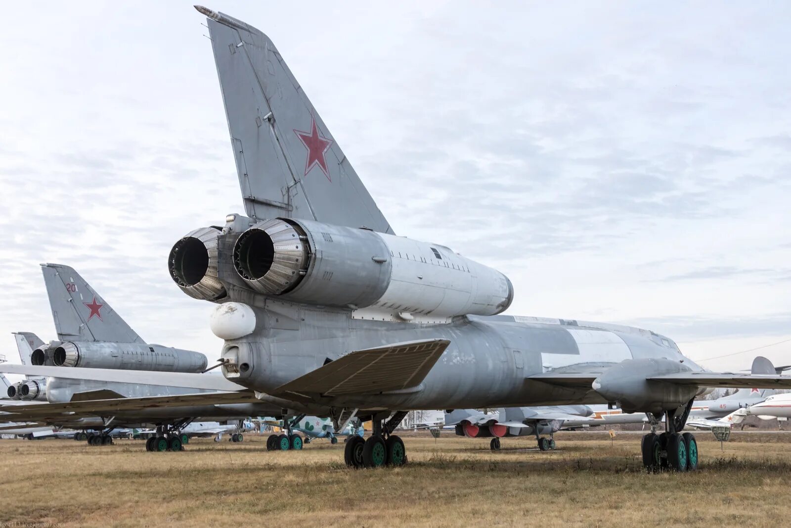 Самолет ту 22 м характеристики. Самолет ту-22р. Бомбардировщик-ракетоносец ту-22м3. Ту-22м сверхзвуковой самолёт. Ту-22 сверхзвуковой самолёт.