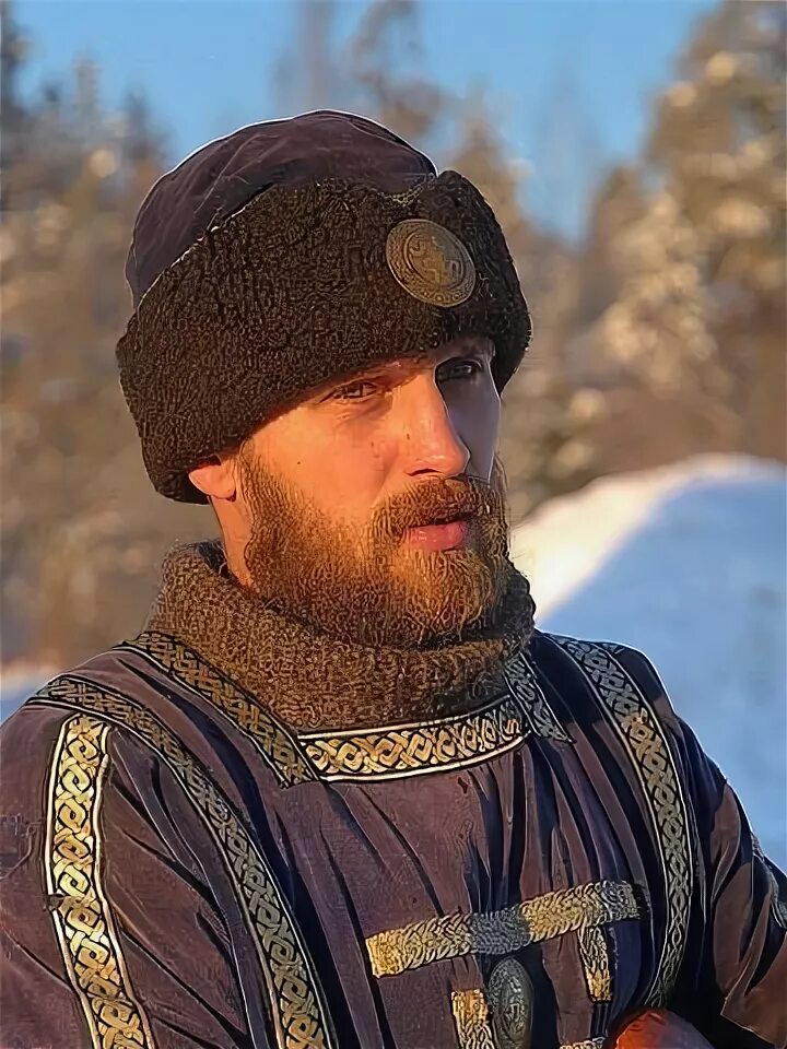 Нищий человек. Парень в ушанке. Альфа самец мужчина. Небогатый человек. Рубаха парень.