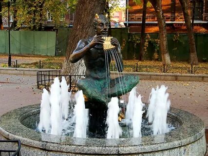 Фонтан статуя