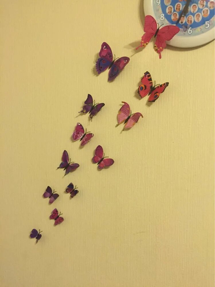 Бабочки клеит. Бабочки украшение на стену. Бабочки на стену декор. Украсить стену бабочками. Бабочки на стену своими руками.