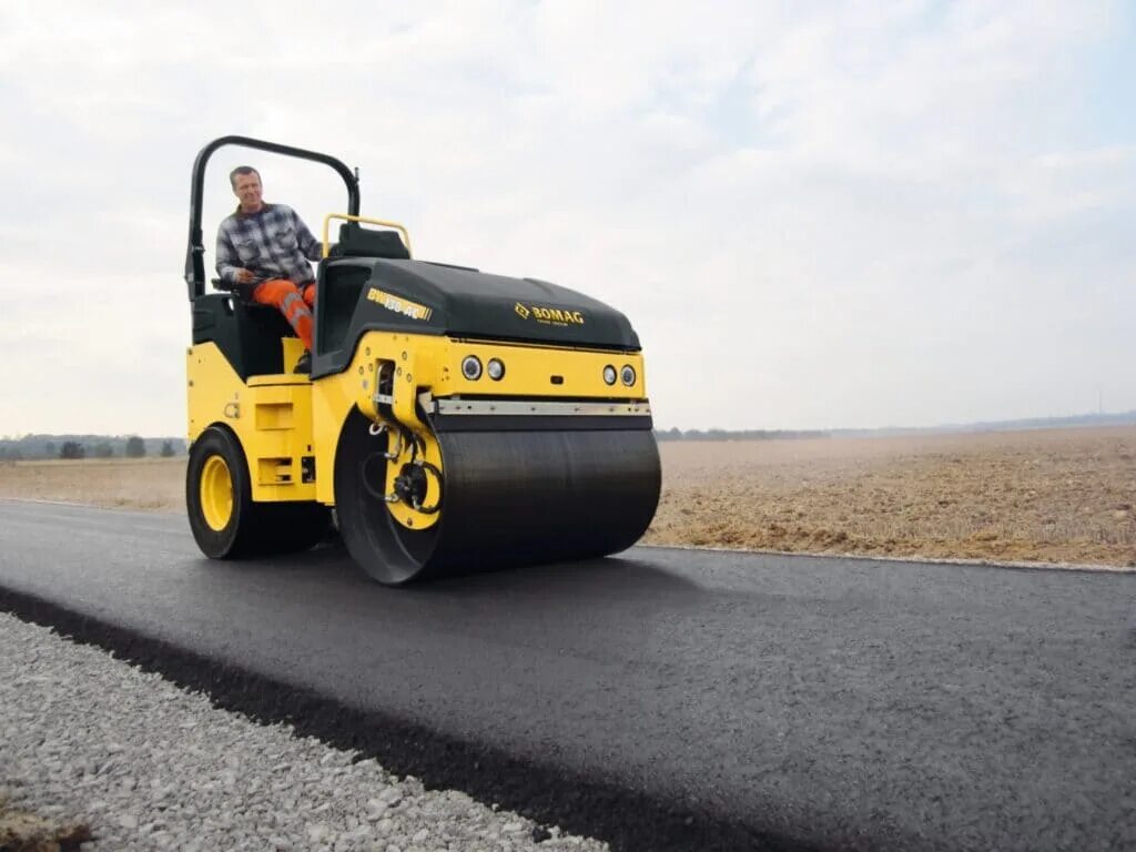 Машина для катков. Bomag BW 138. Бомаг bw138. Bomag BW 138 AC. Каток Бомаг 138.