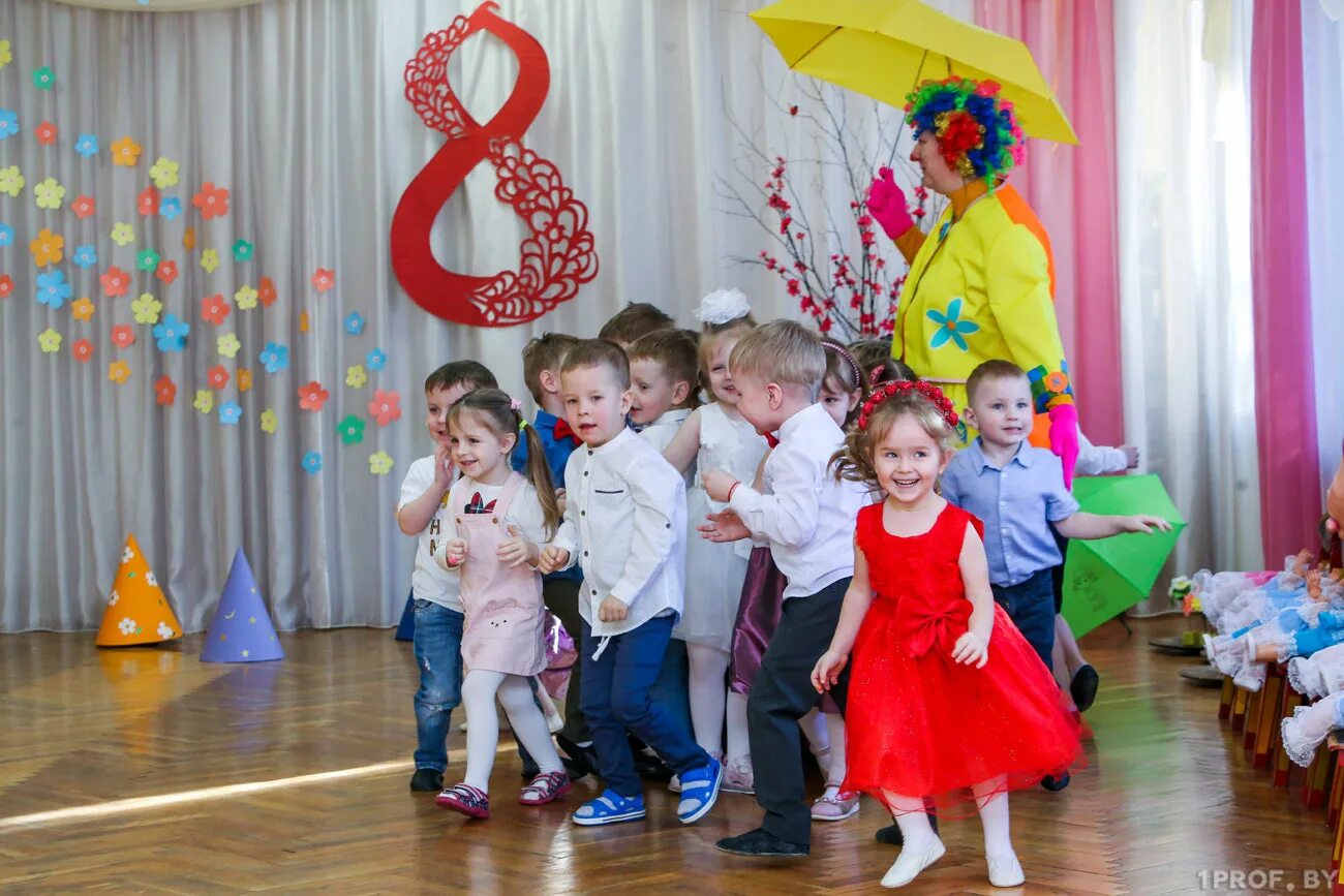 Утренник международный женский день. Detskiy Sad utrennik 8 Marta. Утренник в садике. Прическа в садик на утренник.