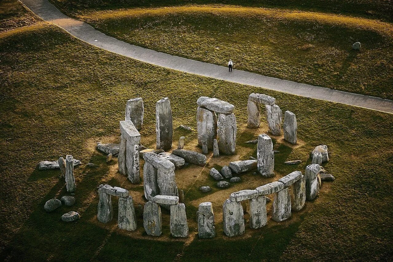 Monument stone. Стоунхендж Уилтшир Англия. Мегалитические сооружения Стоунхендж. Стоунхенджский Курсус. Англия камни Стоунхенджа.