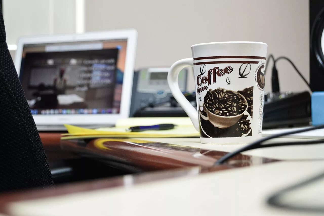 На столе стоят 20 кружек с кофе. Чашка кофе на столе. Чашка кофе в офисе. Кофе в офисе. Кружка на столе.