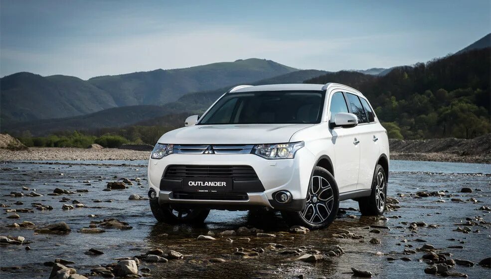 Где на mitsubishi outlander. Митсубиси Аутлендер 3. Митсубиси Аутлендер 2022. Мицубиси Аутлендер 2014. Митсубиси Аутлендер 2013.