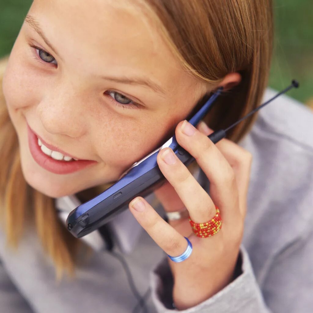 Безопасность мобильного телефона. Сотовый телефон для детей. Подросток с телефоном. Ребенок с мобильным телефоном. Общение по мобильному телефону.