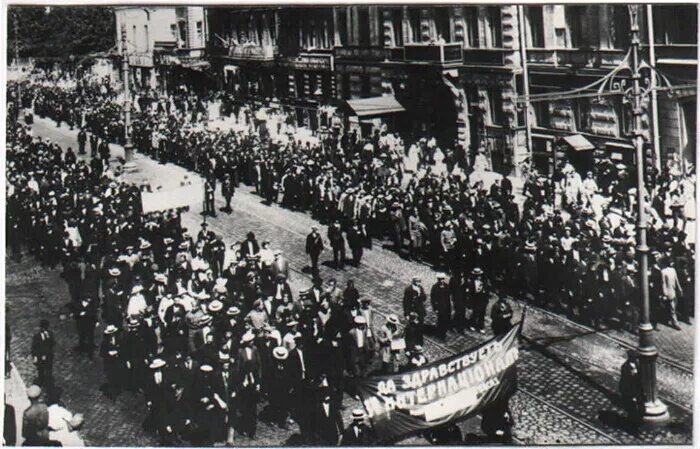 Массовая демонстрация в петрограде. Демонстрация Петроград июнь 1917. Политическая манифестация 18 июня 1917 года, Петроград. Петроград 1917 апрельский кризис. Июнь 1917 год Петроград.