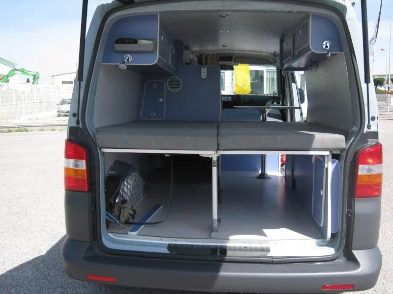 Купить т5 фольксваген 1.9. Габариты багажника VW Transporter т6. VW t5 Transporter багажник. Грузовой отсек Фольксваген Транспортер т5. Volkswagen Caravelle t6 багажник.