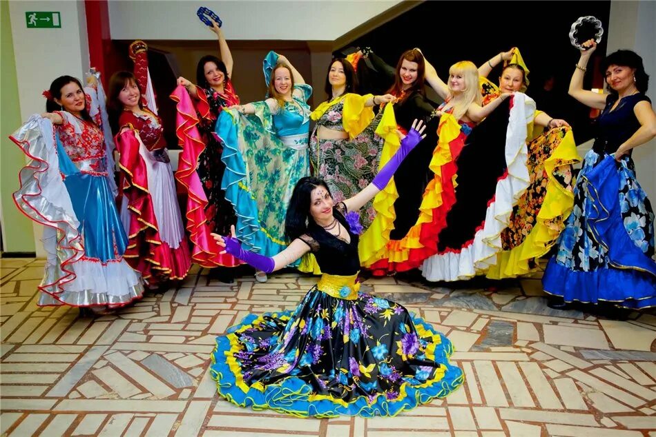 Цыганские играть. Цыганский праздник. Цыганский мужской ансамбль. Румыния цыгане табор. Цыганские музыкальные инструменты.