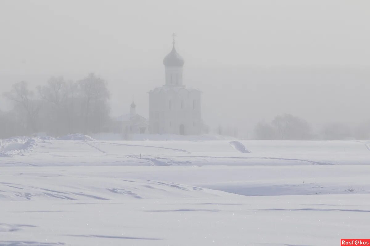 Сильный утренний мороз. Туман храм простота зима.