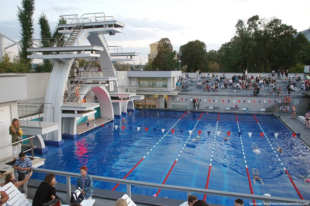 спорткомплекс чайка москва. открытый бассейн чайка в москве. москва бассейн чайка под открытым небом. бассейны моска. открытый бассейн парк культуры в москве.