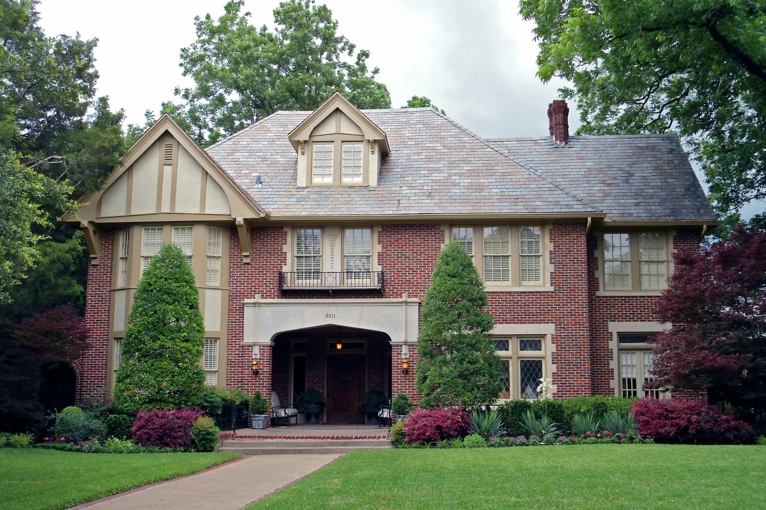 Английский дом купить. Стиль Тюдор. Браун Хаус английский дом. Tudor Revival Cottage. Тюдоров особняк сад.