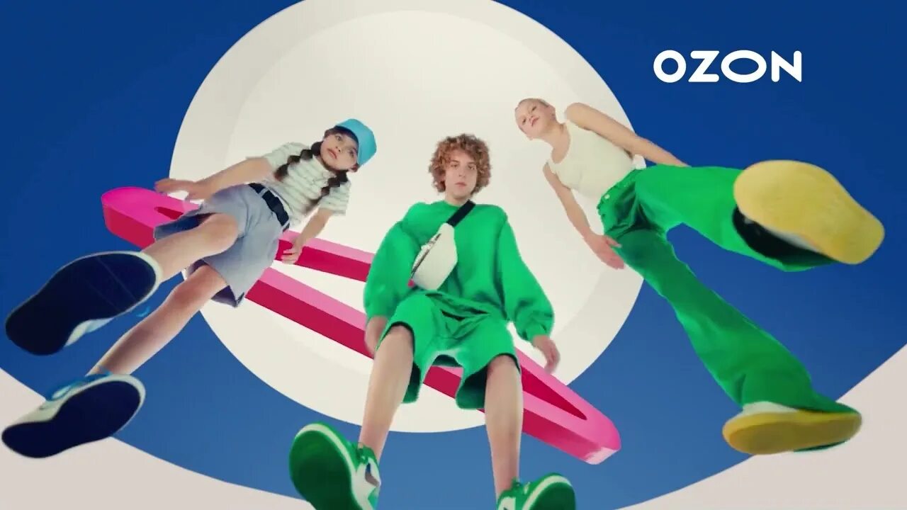 Платье гагариной в рекламе озон. Реклама Озон. Гагарина в рекламе Озон. Реклама Озон плечики. OZON реклама 2022.
