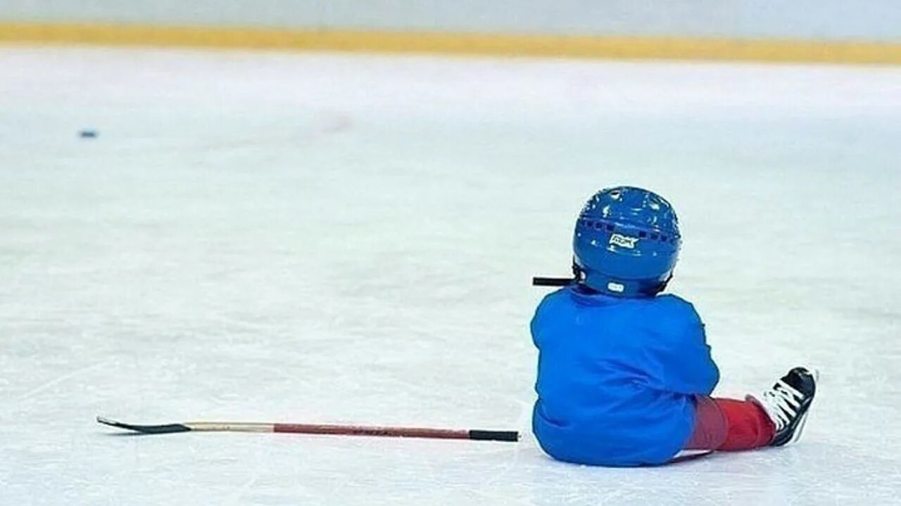 хоккей дети. хоккейный детский кружок. хоккей игра для детей. фотосессия хоккеистов на льду. форма кузбасса хоккей с мячом.