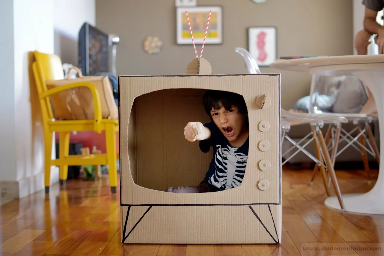 Телевизор из картона. Телевизор из картонной коробки. Телевизор из коробки для детского сада. Телевизор из картона для детского сада.