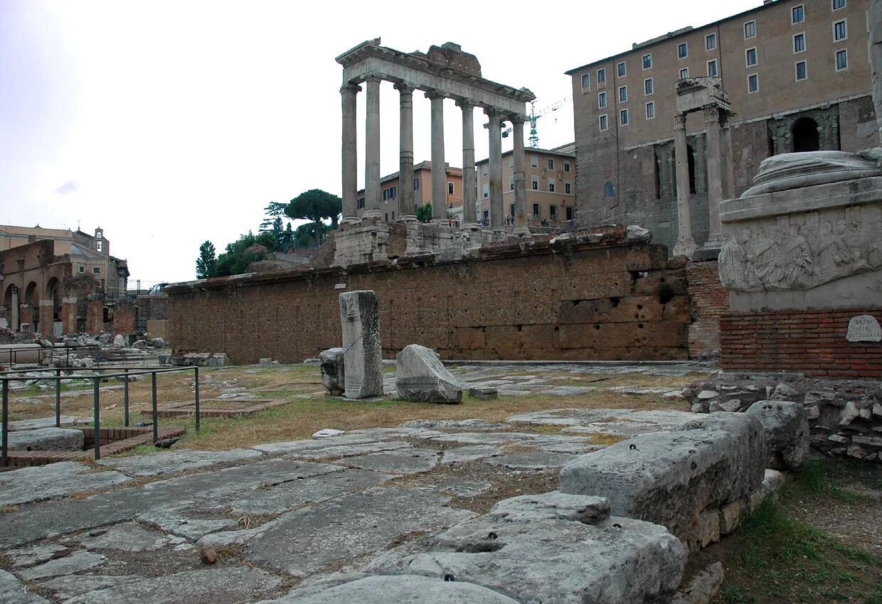 Древний рим сейчас. Храм Веспасиана, Рим 1842. Ростра в Риме. Ростра это в древнем Риме. Ростр в древнем Риме что это.