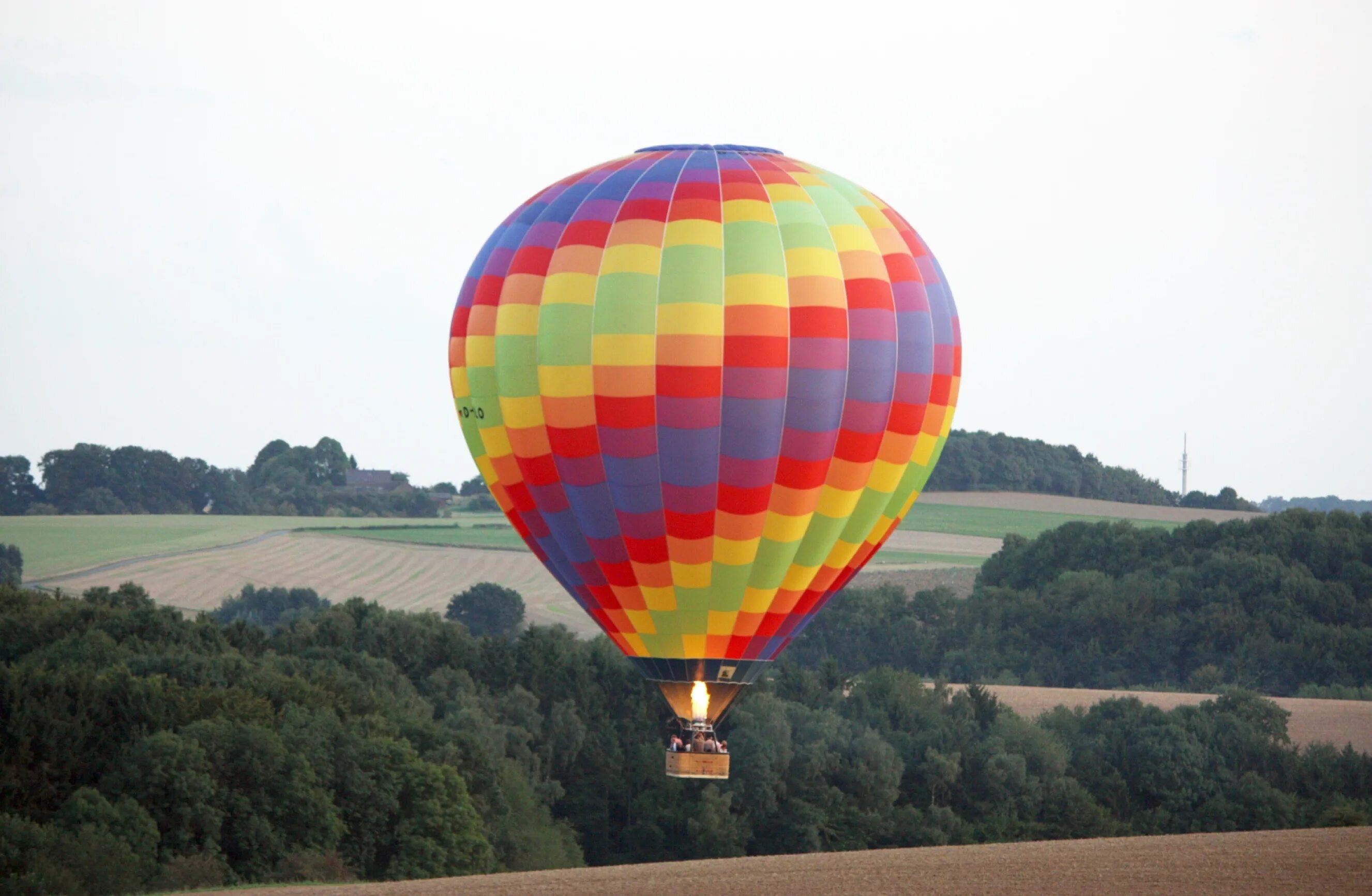 Трос воздушного шара. Воздушный шар. Летающие воздушные шары. Воздушный шар с корзиной. Летающий воздушный шар.