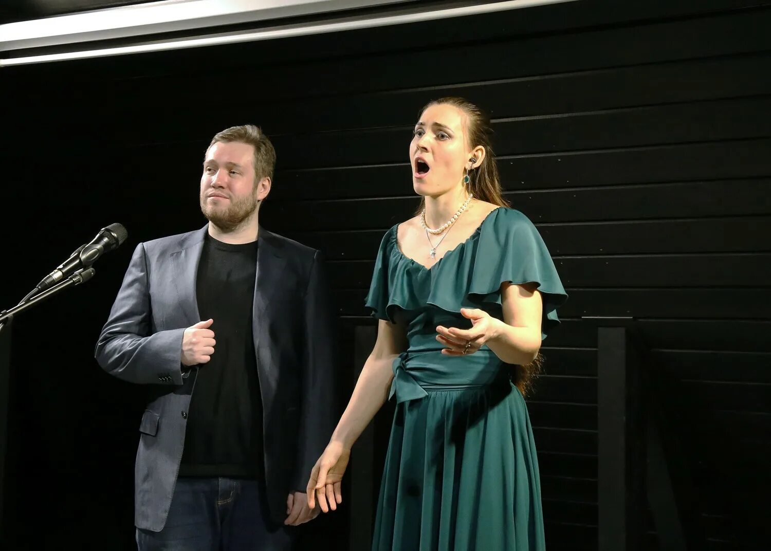 солисты геликон оперы женщины. итальянская оперная дива и басков. концерт анны нетребко и дмитрия хворостовского на красной площади. оперные дуэты. дмитрий шабетя тенор.