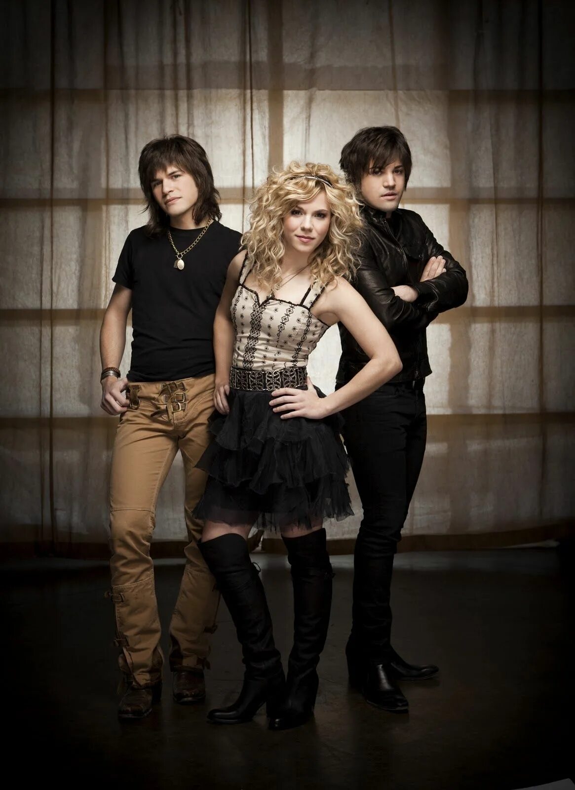 The band is good. The Band Perry. Американские группы современные популярные фото. Сельская музыкальная группа. Деревенская музыкальная группа.