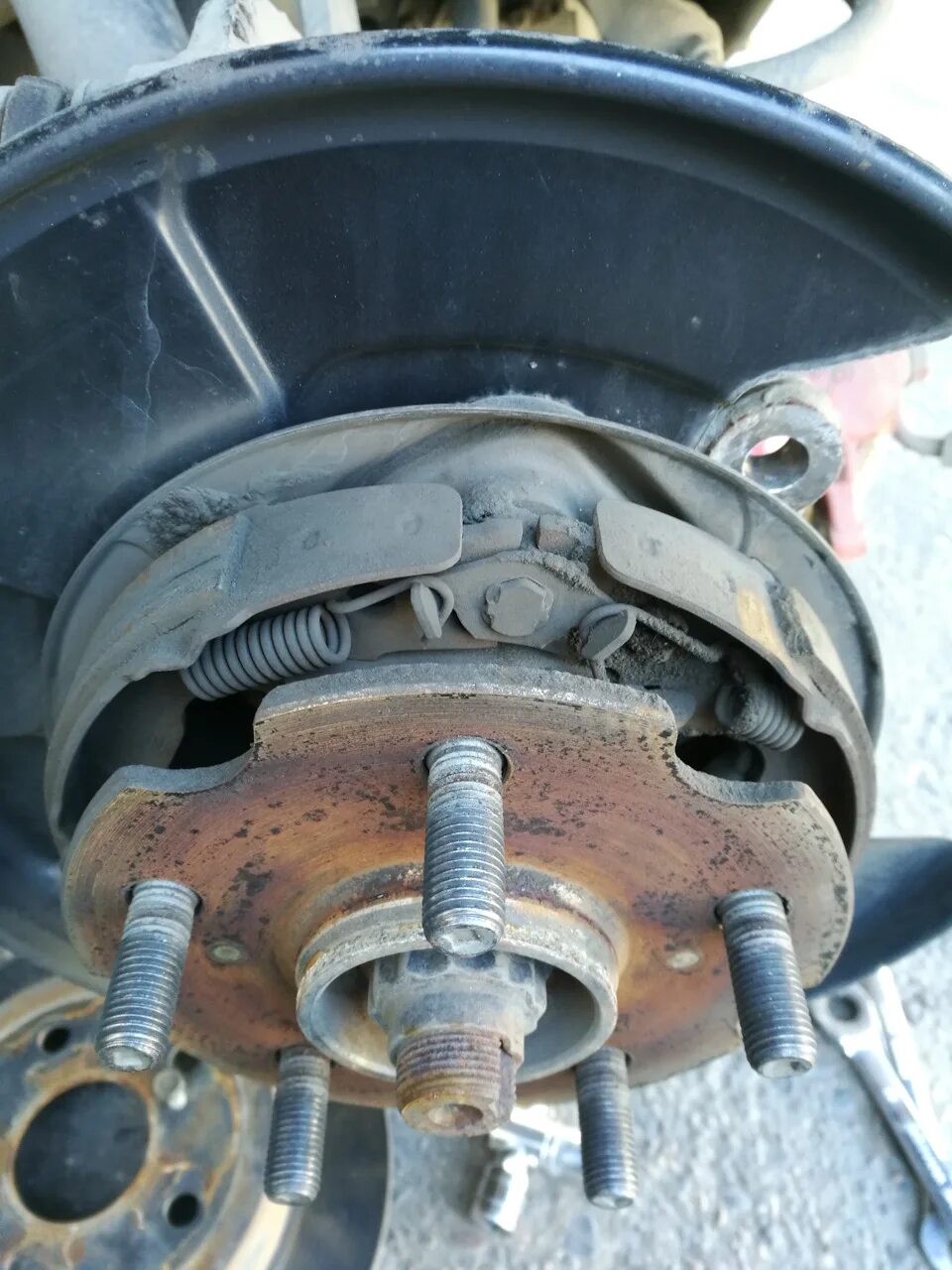 Задние колодки ручника рав 4 2006. Колодки ручника toyota rav4. Колодки ручника тойота рав 4. Трасса ручника рав 4 2012 года. Тойота рав 4 замена колодок ручника.
