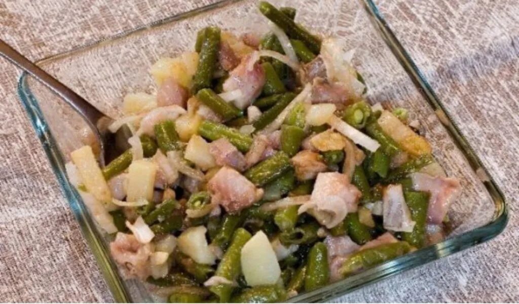 Фасоль селедка. Салат с селёдкой и стручковой фасолью. салат из сельди по-датски. салат с сельдью и фасолью стручковой. салат-коктейль из сельди с зеленой фасолью и орехами.