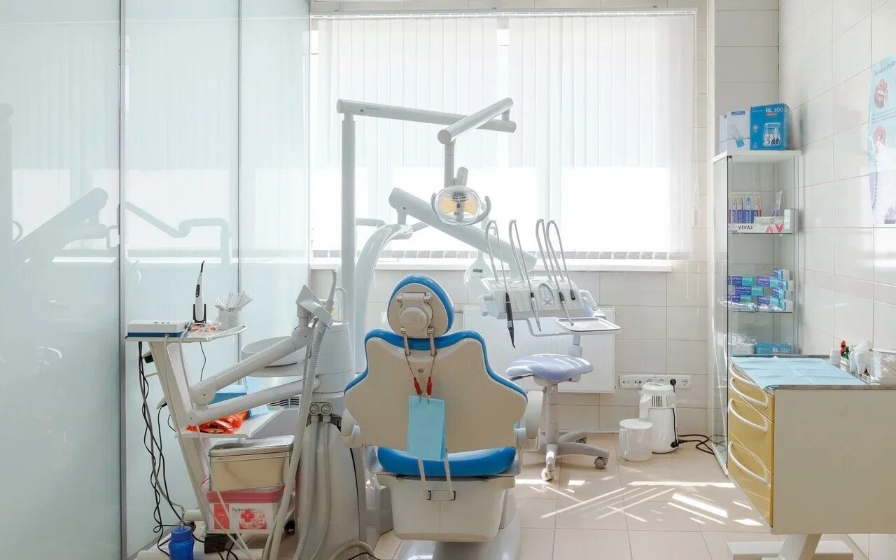 Медицинский центр трио. РПВ Дент стоматологический кабинет Великие Луки. Оборудование стоматологического кабинета. Стоматология кабинет. Стоматологический кабинет фото.