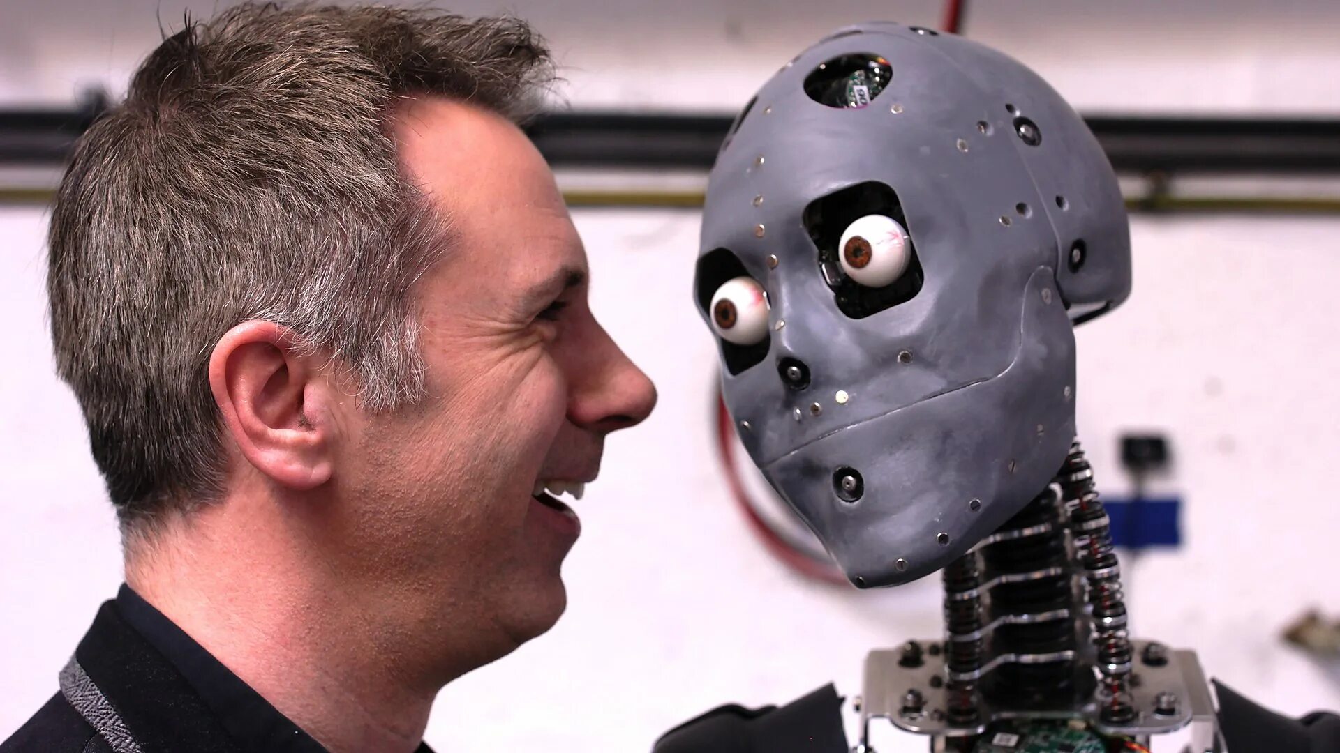 Искусственно созданная жизнь. Робот с искусственным интеллектом. Робот человек. Искусственный интеллект и человек. Известные роботы.