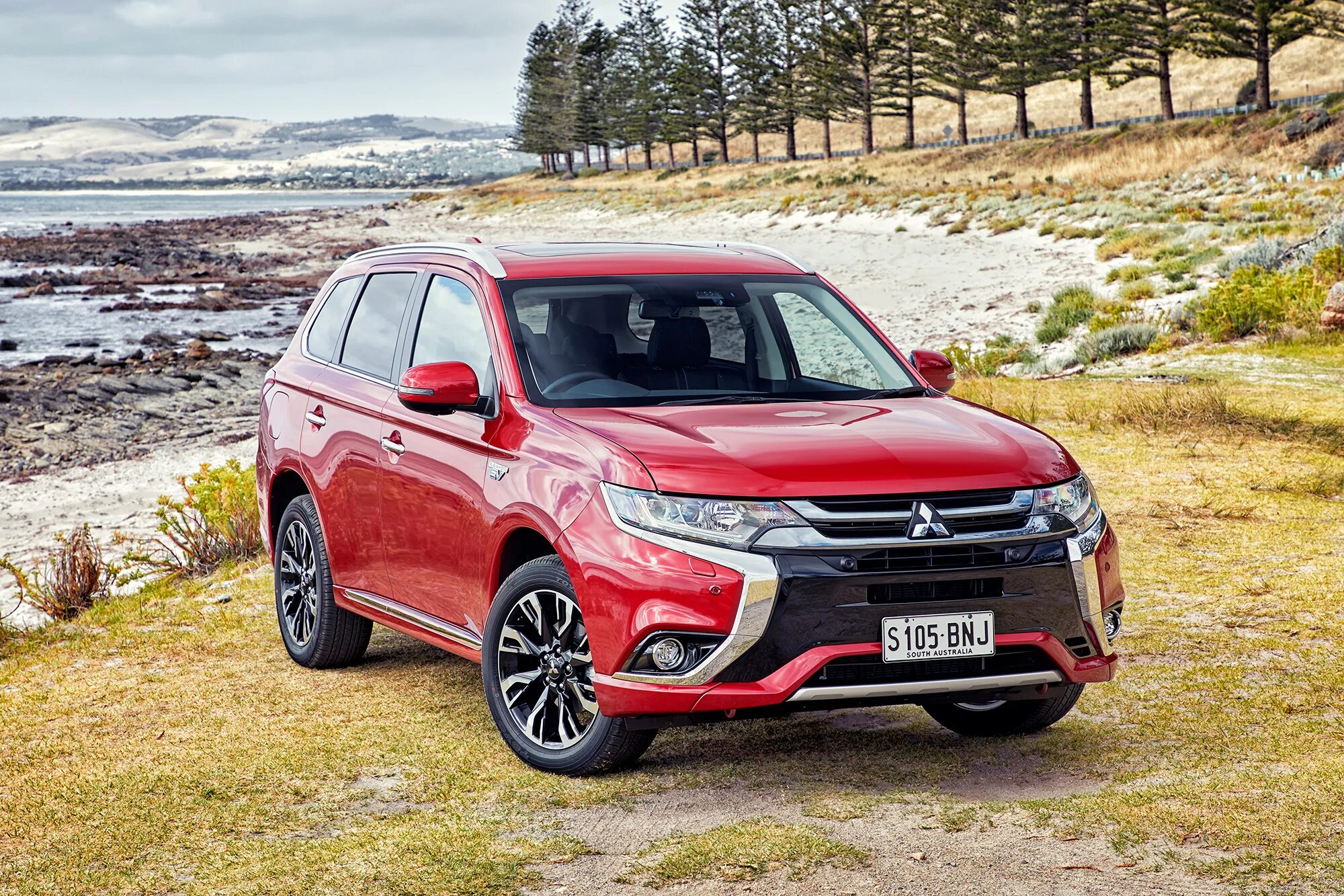 Mitsubishi outlander 2016. Митсубиси Аутлендер 202017. Митсубиши Аутлендер 2017. Мицубиси Аутлендер PHEV. Мицубиси Аутлендер 2017 PHEV.