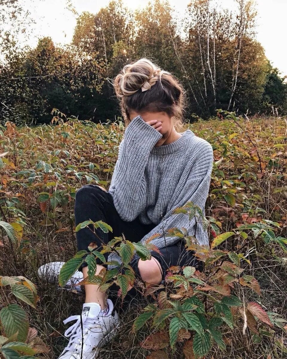 Эстетические девушки. Фотки эстетики девушки. Красивые девушки эстетика. Фотосессия на природе атмосферная. Фотосессия с цветами.
