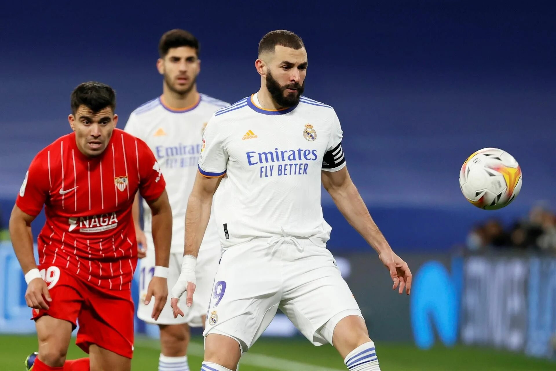 Реал мадрид севилья прямой. Реал мадрид севилья. бензема вне футбола. sevilla vs real madrid. benzema rasmlari.