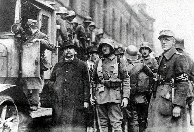 Что такое пивной путч. Пивной путч в мюнхене 1923. адольф гитлер пивной путч. адольф гитлер 1923. мюнхенский путч.