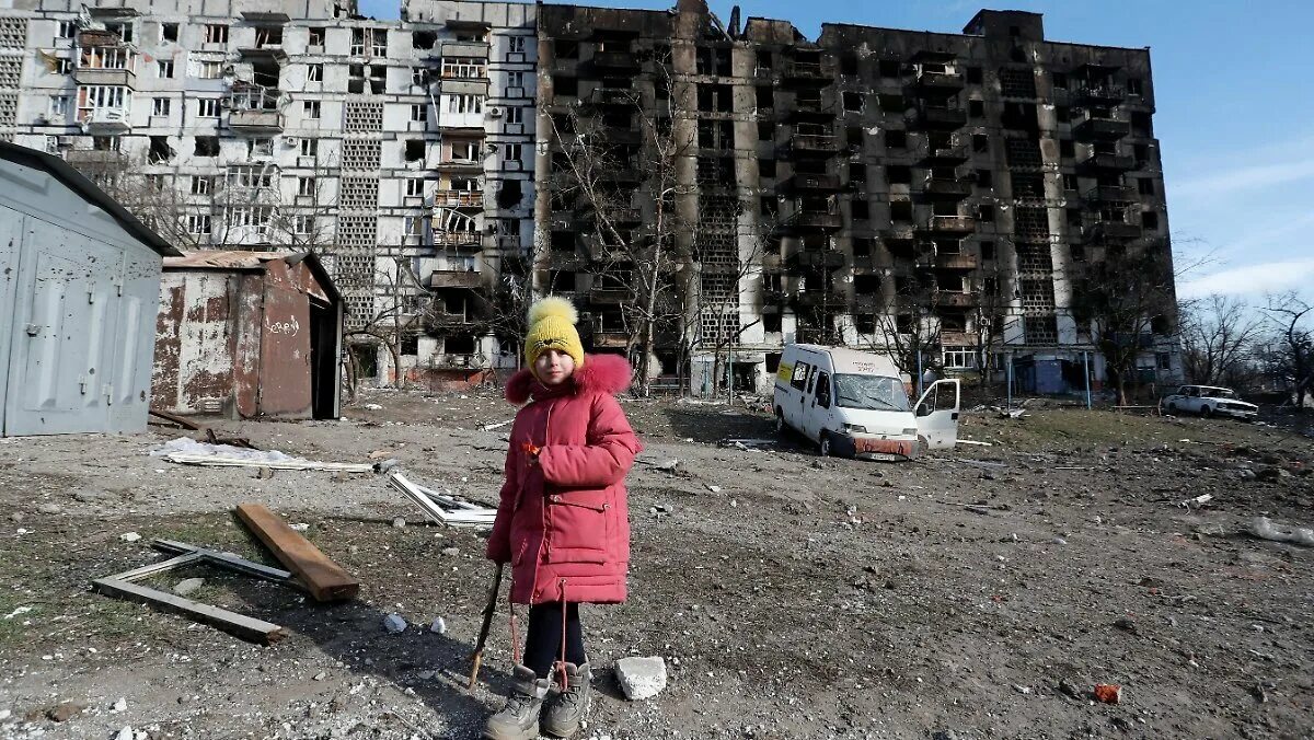 Сколько мирных жителей на донбассе. Мариуполь 2022. Разрушенные города Украины. Военный город. Мариуполь центр города разрушения.