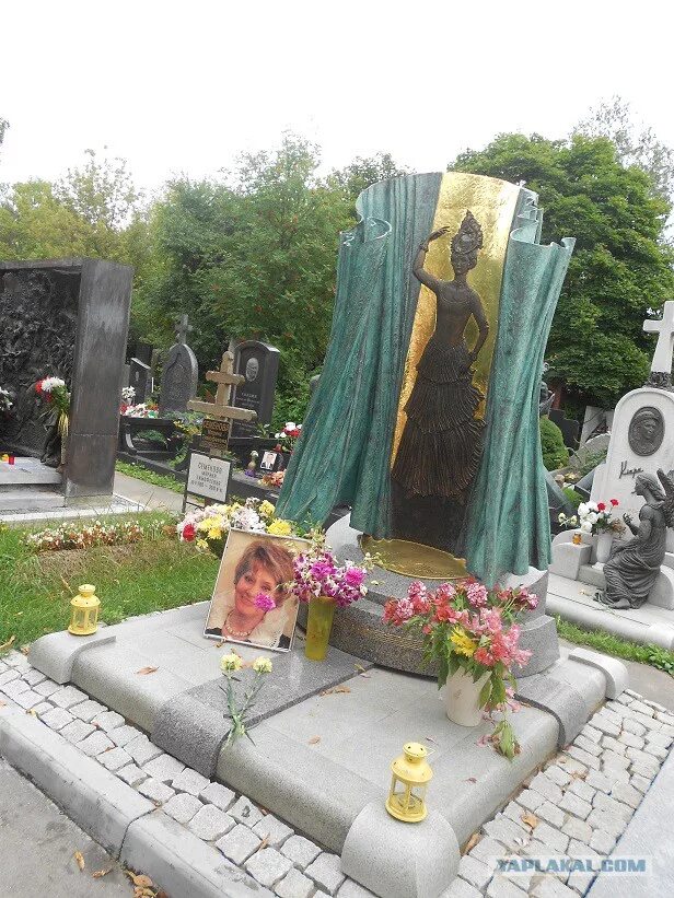 Могила Жанны Фриске. Памятник на могиле Жанны Фриске. Памятник Жанне Фриске.