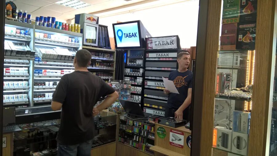 Продавщица с сигаретой. Продавец в табачный киоск. Магазин союз молдова. Продавец в табачке. Продавец в табачный киоск.
