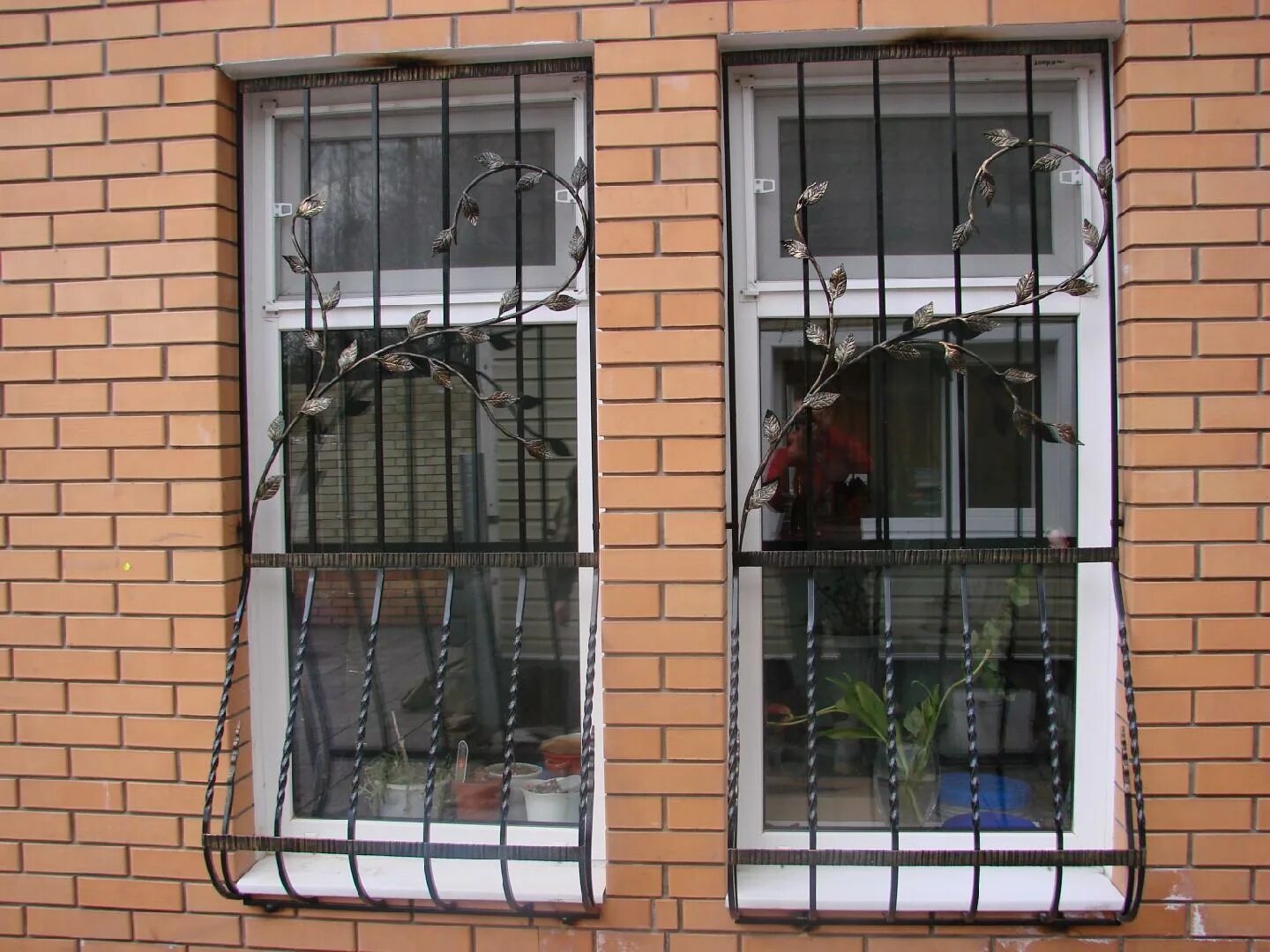 Window forums forum. Решетки на окна. Решетка на окно металлическая. Решетки на окна выпуклые. Решетки на окна открывающиеся.