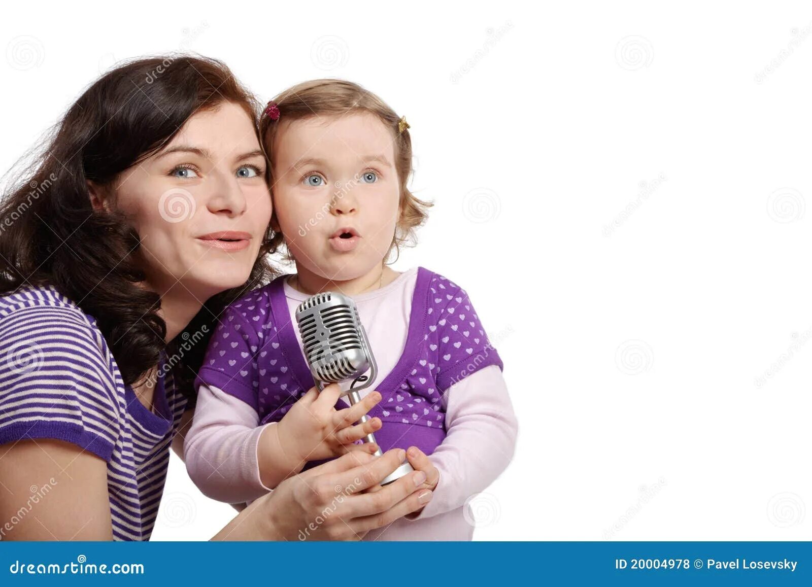 Мама поет ребенку. Мама с дочкой поют. Мама поет в микрофон. Ребенок с мамой поют вместе.