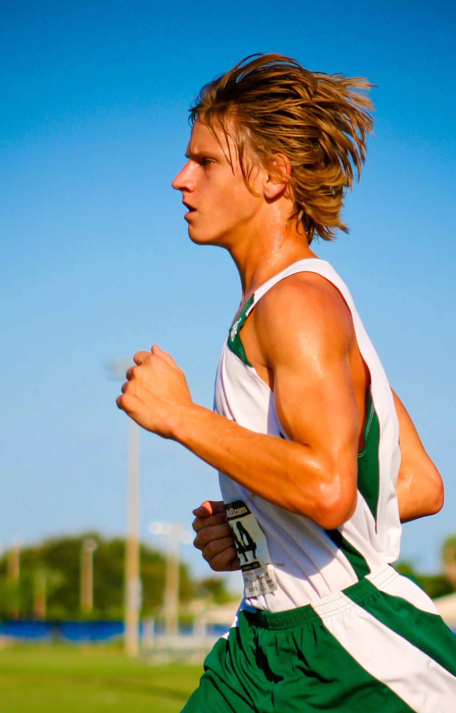 Спортивные люди. Спортивный мужчина бежит. Фото спортсменов. Человек спорт. Field run